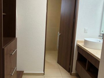 Preciosa Casa Tipo Duplex Entre El Refugio y Zibata, 149 m2, de SUPER LUJO !!