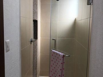 Preciosa Casa Tipo Duplex Entre El Refugio y Zibata, 149 m2, de SUPER LUJO !!