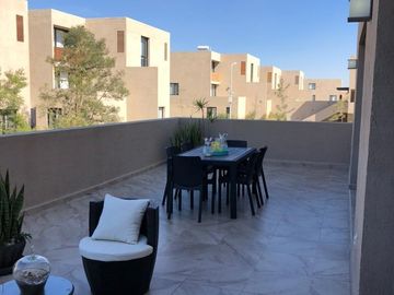 Preciosa Casa Tipo Duplex Entre El Refugio y Zibata, 149 m2, de SUPER LUJO !!