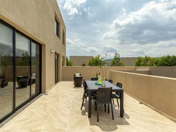 Preciosa Casa Tipo Duplex Entre El Refugio y Zibata, 149 m2, de SUPER LUJO !!