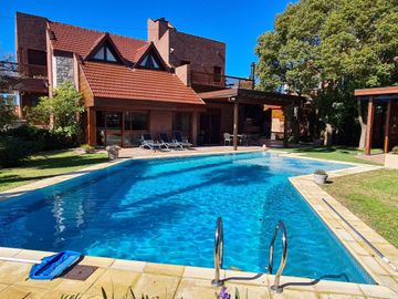 Venta - Chalet seis ambientes en dos lotes en Los Troncos -  Matheu 1190