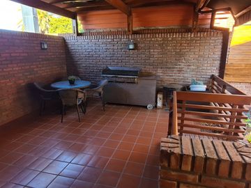 Venta - Chalet seis ambientes en dos lotes en Los Troncos -  Matheu 1190