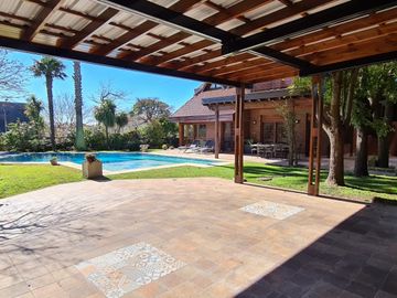 Venta - Chalet seis ambientes en dos lotes en Los Troncos -  Matheu 1190