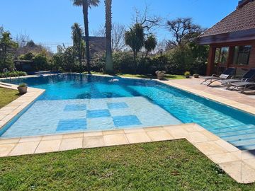Venta - Chalet seis ambientes en dos lotes en Los Troncos -  Matheu 1190