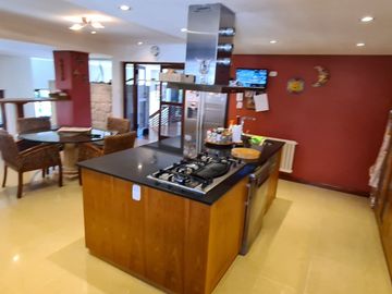 Venta - Chalet seis ambientes en dos lotes en Los Troncos -  Matheu 1190