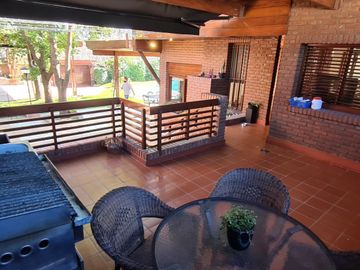 Venta - Chalet seis ambientes en dos lotes en Los Troncos -  Matheu 1190