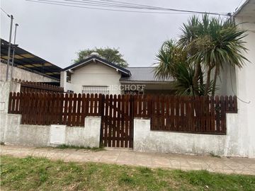 CASA DE 3 AMBIENTES, TODOS LOS SERVICIOS