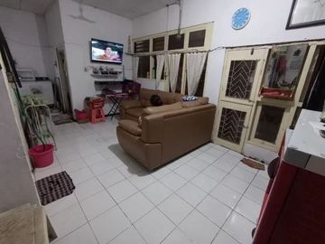 Rumah Tengah Kota Jalan Raya Kalibutuh Surabaya