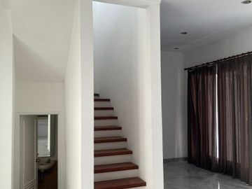 Rumah Modern Zona Bebas Banjir di District Emerald Bintaro, SC-8270