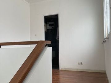 Rumah Modern Zona Bebas Banjir di District Emerald Bintaro, SC-8270