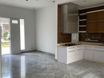 Rumah Modern Zona Bebas Banjir di District Emerald Bintaro, SC-8270