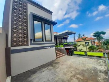 Rumah Hook 2 Lantai Luas 342 di Greenhill Karangploso kota Malang