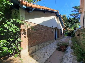 Chalet sobre calle Rosales,  a 4 cuadras de Av. Hipólito Yrigoyen y a 2 de Boulevard Shopping - Adrogué