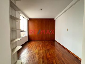 Venta de Departamento vista a la calle mas Cochera Independiente! en Urb. Las Quintanas rodeado de lindos parques!
Ubicado en zona céntrica cerca de