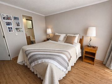 DEPARTAMENTO EN EXCELENTES CONDICIONES, CON ESTAC Y BODEGA