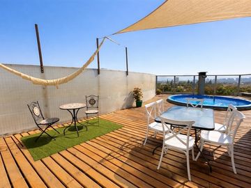 DEPARTAMENTO EN EXCELENTES CONDICIONES, CON ESTAC Y BODEGA