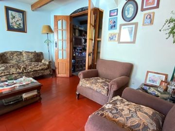 ACOGEDORA Y CÓMODA CASA FRENTE A PARQUE TOBALABA