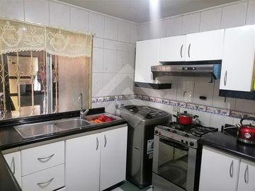 Vendo casa de dos pisos en comuna de La Florida, pareada po...