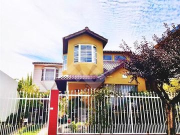 Vendo casa de dos pisos en comuna de La Florida, pareada po...