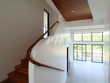 PH964 Elegant House and Lot in Antipolo City Near Marilaque