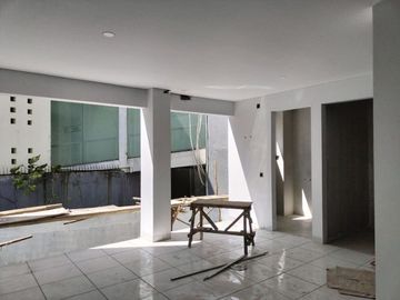 Bangunan Komersil Lux Modern Disayap Surya Soemantri Bandung