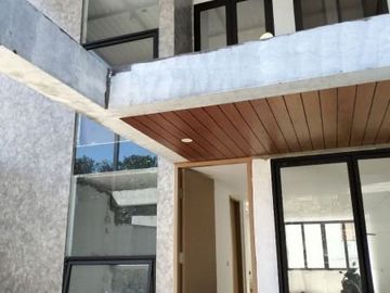 Bangunan Komersil Lux Modern Disayap Surya Soemantri Bandung