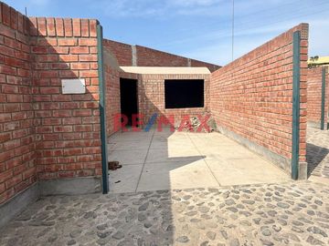 Amplio Local comercial multifuncional en Villa del Mar, Huanchaco

Este destacado local comercial, actualmente operando como Bungalows, ofrece una u