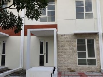 Dijual / Disewa Rumah di Puri Surya Jaya Valencia Street, Sidoarjo