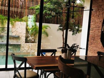 Casa con alberca en residencial privado en Tulum, en venta.