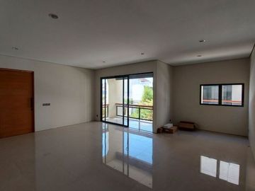 LOKASI STRATEGIS DEKAT KE PATUNG TANGAN Rumah Mewah Minimalis Modern di Setra duta Dekat ke Tol Pasteur, Maranatha.