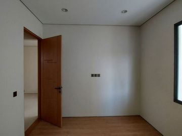 LOKASI STRATEGIS DEKAT KE PATUNG TANGAN Rumah Mewah Minimalis Modern di Setra duta Dekat ke Tol Pasteur, Maranatha.