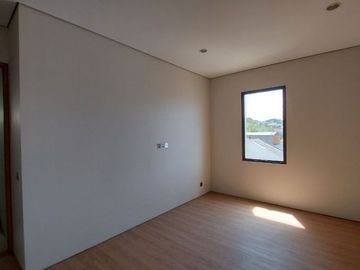 LOKASI STRATEGIS DEKAT KE PATUNG TANGAN Rumah Mewah Minimalis Modern di Setra duta Dekat ke Tol Pasteur, Maranatha.