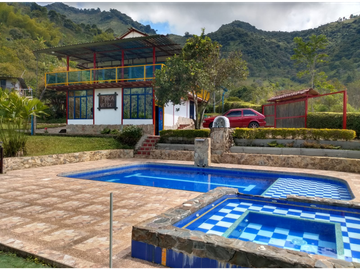 FINCA  CON  4 CASAS PARA LA VENTA EN GENOVA QUINDO COLOMBIA