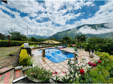 FINCA  CON  4 CASAS PARA LA VENTA EN GENOVA QUINDO COLOMBIA