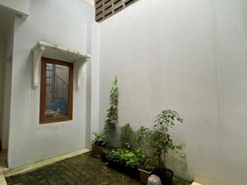 Rumah Modern 2 Lantai di Pangkalan Jati 3+1 Kamar Dekat MRT