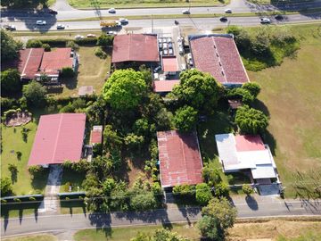 Venta de terreno con dos casas en Vía Panamericana, David Chiriquí