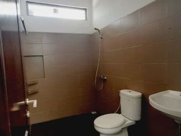 Rumah di Kebonsari Elveka Dekat Gayungsari Cocok Kantor
