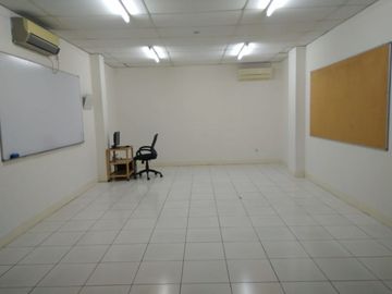 Disewakan Ruko Gandeng 3 di Kompleks Golden Boulevard BSD City Tangerang Dekat Sekolah Binus Serpong - Ex Sekolah Bahasa