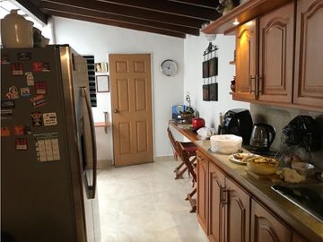Se vende Casa Unifamiliar con aire en la Avenida 80  Medellín