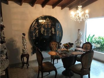 Se vende Casa Unifamiliar con aire en la Avenida 80  Medellín