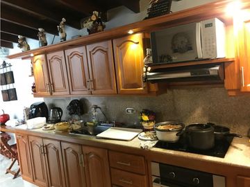 Se vende Casa Unifamiliar con aire en la Avenida 80  Medellín