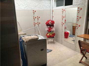 Se vende Casa Unifamiliar con aire en la Avenida 80  Medellín