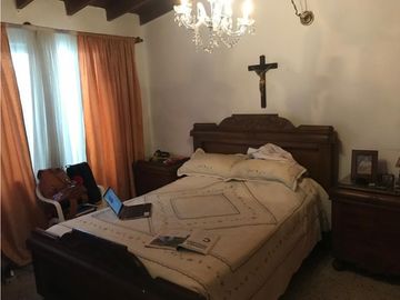 Se vende Casa Unifamiliar con aire en la Avenida 80  Medellín