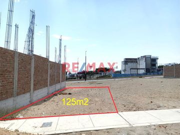 📐 125 m² de terreno en la I etapa de El Sol de Trujillo – Salaverry.
🌳 Ubicado frente a parque, perfecto para una vida tranquila y familiar.
💡 Gran