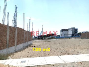 📐 125 m² de terreno en la I etapa de El Sol de Trujillo – Salaverry.
🌳 Ubicado frente a parque, perfecto para una vida tranquila y familiar.
💡 Gran