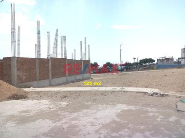 📐 125 m² de terreno en la I etapa de El Sol de Trujillo – Salaverry.
🌳 Ubicado frente a parque, perfecto para una vida tranquila y familiar.
💡 Gran