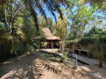 Villa dengan pendopo dan kolam renang dekat pusat kota