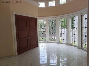 Rumah Dharmahusada Indah Hadap Utara, Strategis