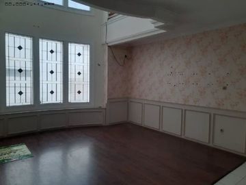 Rumah Dharmahusada Indah Hadap Utara, Strategis