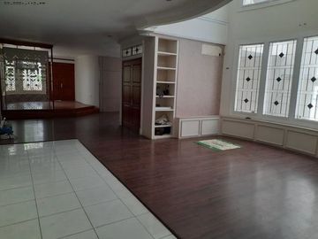 Rumah Dharmahusada Indah Hadap Utara, Strategis